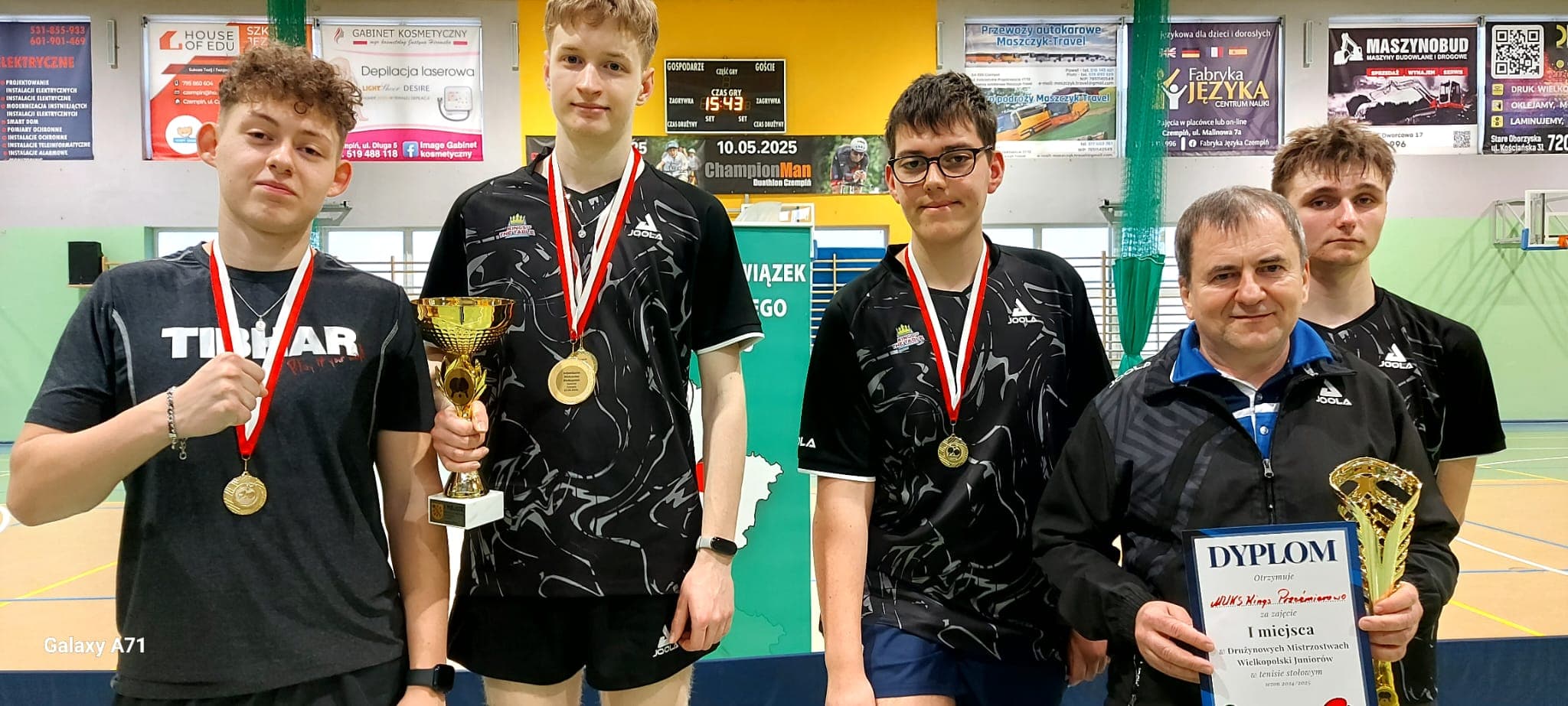 Zawodnicy akademii Kings of The Table z medalami i pucharem po Mistrzostwach Wielkopolski Juniorów